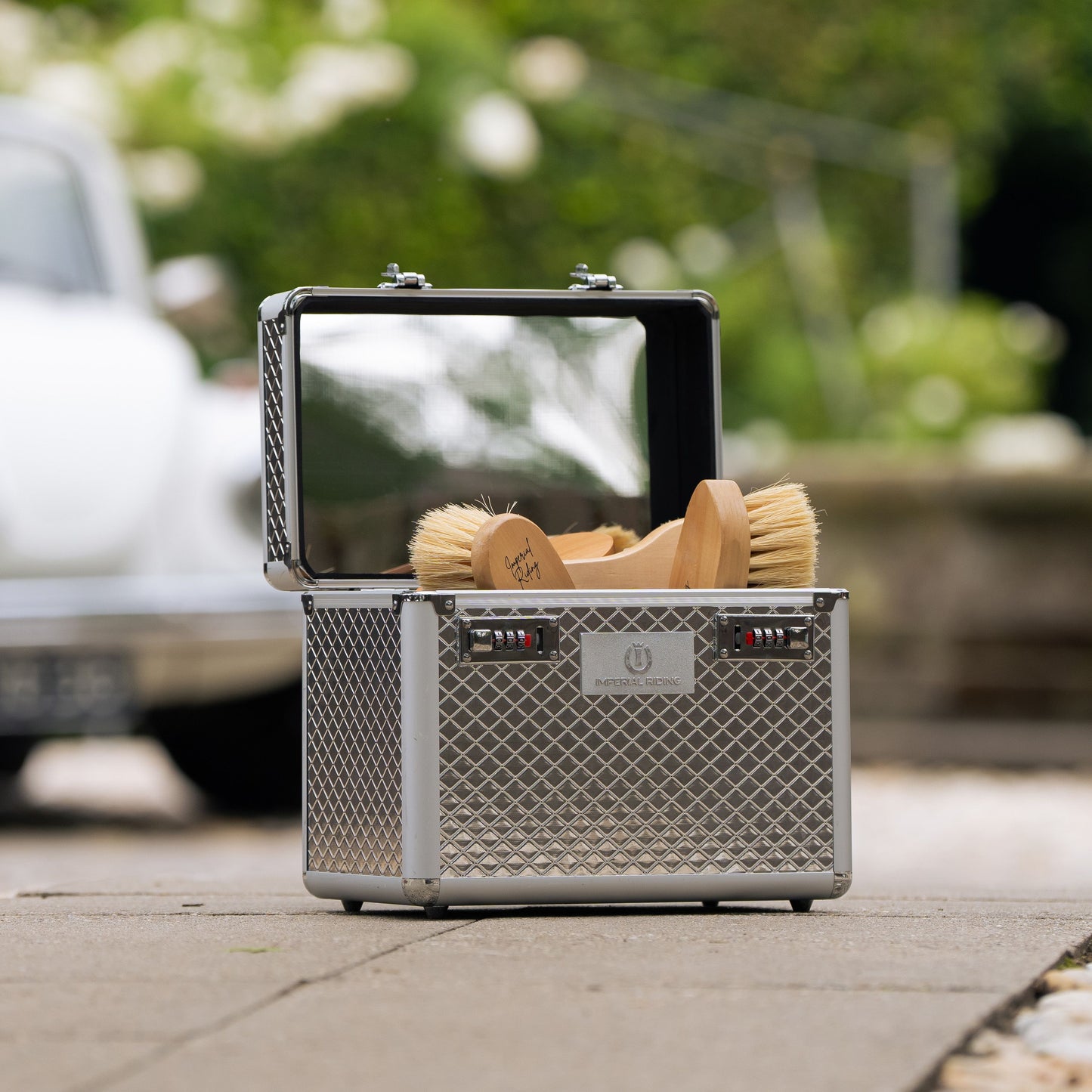 Imperial Riding IRHShiny Grooming Box – Silver